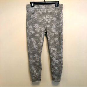 Spanx Stone Wash Camo Ankle Jeanish Skinny Jegging Jeans sz L